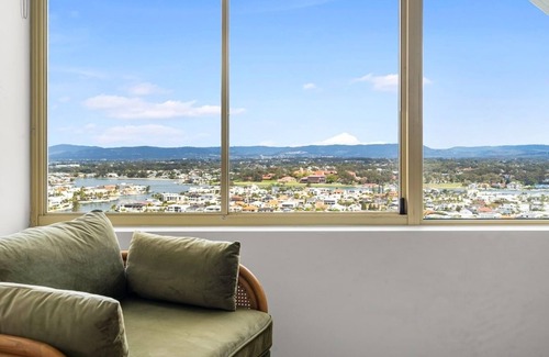 Main Beach Apartment | Luxury 3BR with Ocean and Trackside GC 500 Views