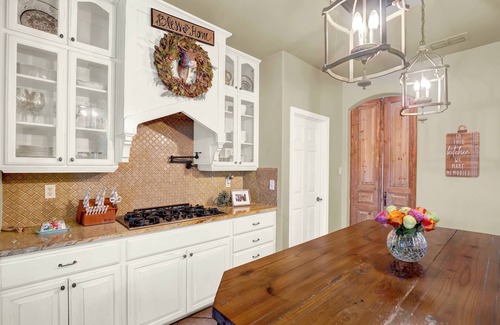 Hondo House | Luxury 4/3.5 estate with WOW backyard in the heart of Hondo TX- hunting country!