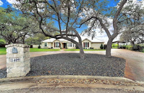 Hondo House | Luxury 4/3.5 estate with WOW backyard in the heart of Hondo TX- hunting country!