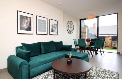 Penarth House | LUXURY 4 Bedroom 4 Ensuite Home in Penarth (Pool Table Games Room & BBQ Garden) with Sea Views