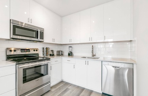 Central Business District Apartment | Luxury 4 bedroom Condo Short Walk to Bourbon Street