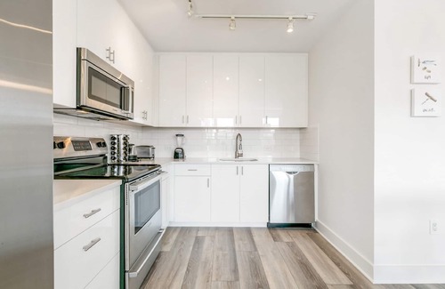 Central Business District Apartment | Luxury 4 bedroom Condo Short Walk to Bourbon Street