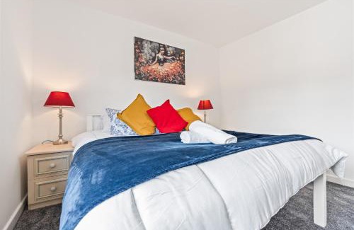 Seisdon House | Luxury 4 Bedroom House with Free Parking
