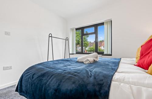 Seisdon House | Luxury 4 Bedroom House with Free Parking