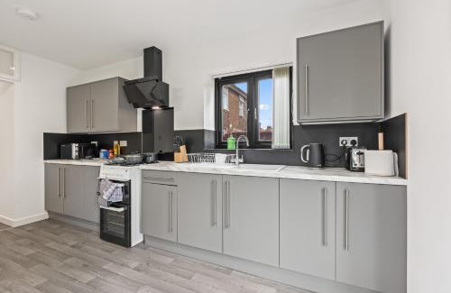 Seisdon House | Luxury 4 Bedroom House with Free Parking