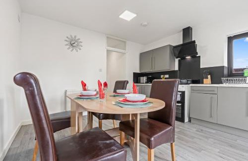 Seisdon House | Luxury 4 Bedroom House with Free Parking