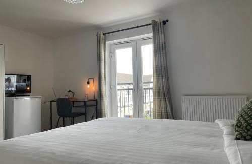 West Thurrock House | Luxury 4 Large Bedrooms West Thurrock Grays 3 bathrooms 1 en suite Netflix Free Parking