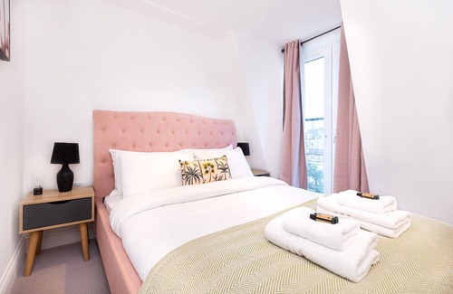 Southfields House | Luxury 4BR 3-Storey Terraced House in Wadsworth
