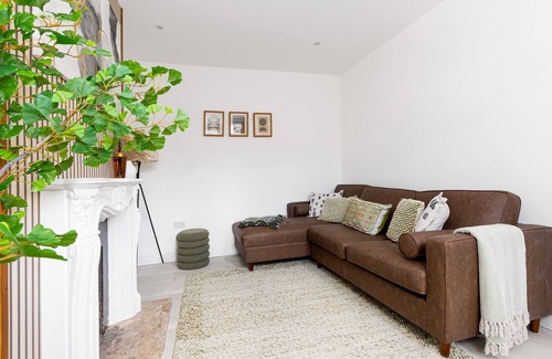 Southfields House | Luxury 4BR 3-Storey Terraced House in Wadsworth