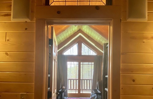 Harbor Springs Cabin | Luxury, 4k sqft Fireside Lodge with Treetop Bunkhouse, pet friendly! No fees!