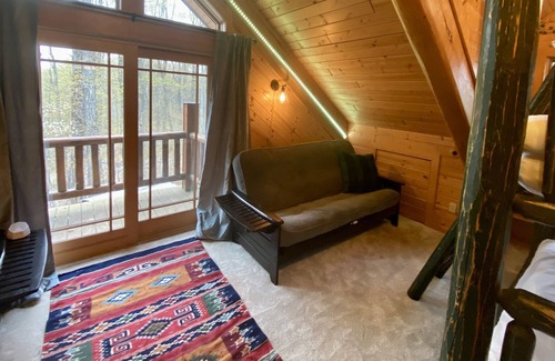 Harbor Springs Cabin | Luxury, 4k sqft Fireside Lodge with Treetop Bunkhouse, pet friendly! No fees!