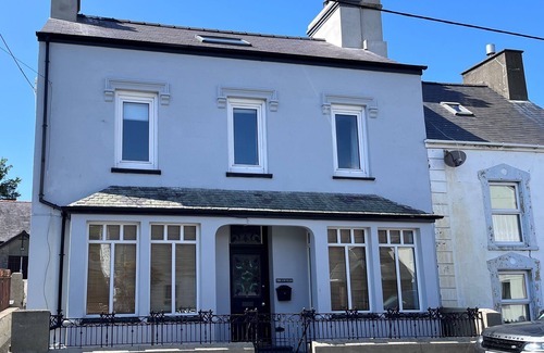 Nefyn House | Luxury 5 bedroom holiday home in an idylic seaside town in the Llyn Peninsula