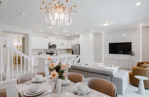 Four Corners House | Luxury 5‑Bedroom Home, Pool, Near Disney