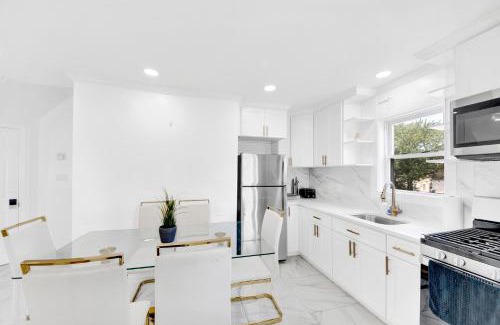 Bryn Mawr House | Luxury 5 BR 2BA Apt NYC Sleeps 16 with Free Parking!