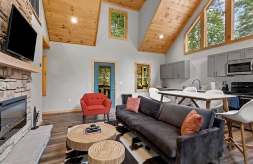 Campton Cabin | Luxury 5 Cabins in Red River Gorge Hot Tubs, Wi-Fi