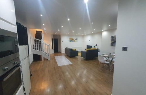 Luton Apartment | Luxury 5 - Spacious Contractor's Delight with 4 Bedrooms and Ample Driveway Parking