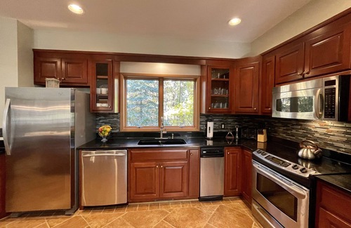 Chestnut Springs House | Luxury 5Bd 4Ba Sleeps 16+ Hot-tub/Dog Friendly