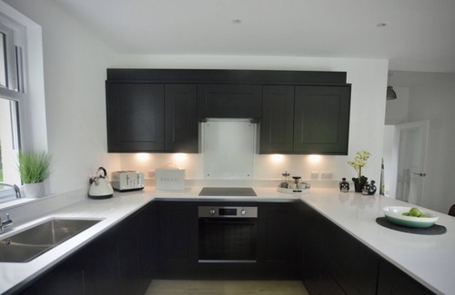 Colinton House | Luxury 5Bed & 3Bath house with hot tub + garden