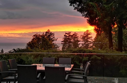 West Vancouver Cottage | Luxury 5BR West Van: Pool, Sauna, Hot Tub, Ocean View, Near Beach & Downtown!