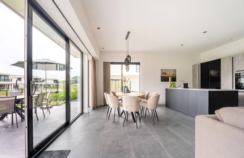 Zeewolde House | Luxury 6-person villa on the water with 3 bedrooms, 3 bathrooms, bath, balcony, spacious garden with swimming jetty and modern kitchen. Located at Villa Resort Harderwold near Harderwijk and the Veluwemeer.