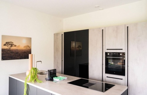 Zeewolde House | Luxury 6-person villa on the water with 3 bedrooms, 3 bathrooms, bath, balcony, spacious garden with swimming jetty and modern kitchen. Located at Villa Resort Harderwold near Harderwijk and the Veluwemeer.