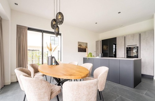 Zeewolde House | Luxury 6-person villa on the water with 3 bedrooms, 3 bathrooms, bath, balcony, spacious garden with swimming jetty and modern kitchen. Located at Villa Resort Harderwold near Harderwijk and the Veluwemeer.