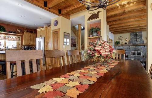 Ludlow House | Luxury 6Br Solitude Village- Indoor Bball Court, Private Tub Home