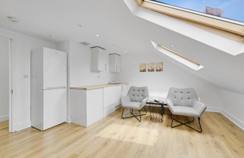 Plaistow South Apartment | Luxury 8 Rooms & Garden near Excel London