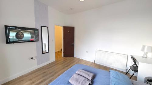Plaistow South Apartment | Luxury 8 Rooms & Garden near Excel London
