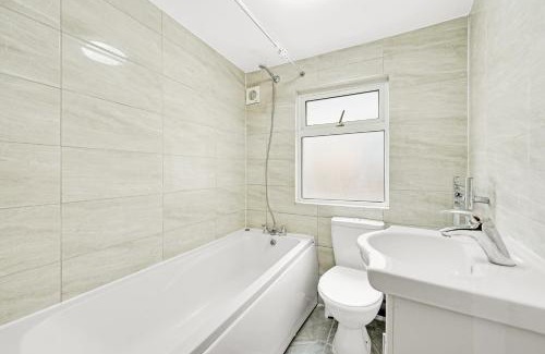 Plaistow South Apartment | Luxury 8 Rooms & Garden near Excel London