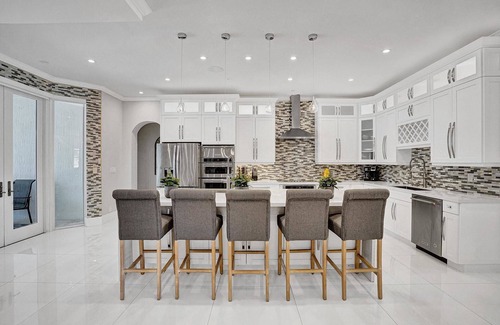 Davie House | Luxury 8BR Estate w/POOL & Gameroom - 24 Guests