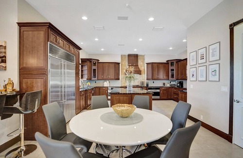Davie House | Luxury 8BR w/Pool & Mini-golf & Soccer- 16 Guests