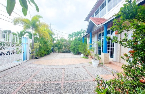 Eastwood Park House | Luxury 9BR In Central Halfway Tree @Kingston Manor