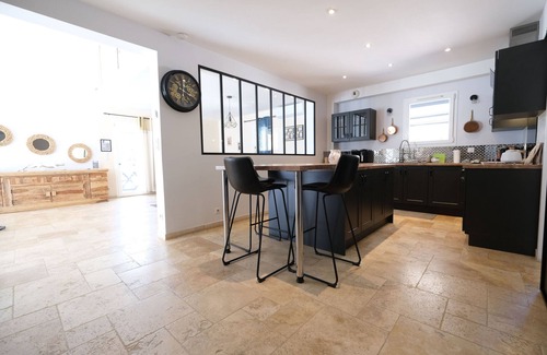 Saint-Cannat Villa | Luxury air-conditioned villa pool views Aix-en-Provence