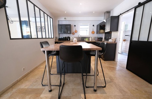 Saint-Cannat Villa | Luxury air-conditioned villa pool views Aix-en-Provence