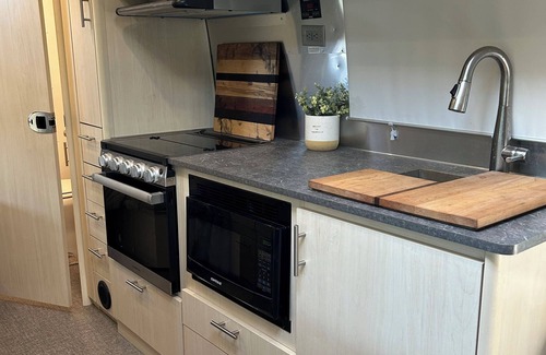 Rockbridge House | Luxury Airstream Glamping Summit Unit 6 of 6 On-Site Hiking, Sauna, Bunk Family