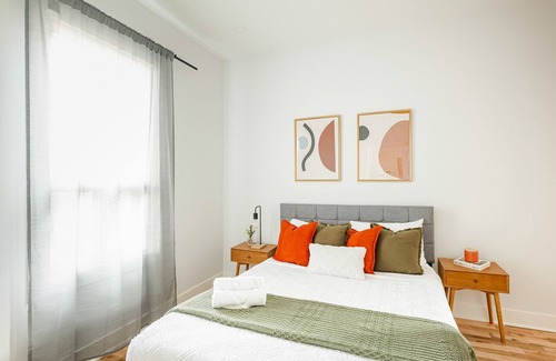 Pointe-Saint-Charles Condo | Luxury and spacious & Yard Patio Downtown+OLD Port + Free Parking +1min Metro