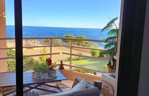 Le Trayas Apartment | Luxury apartment in a unique, heavenly location. Feet in the water.