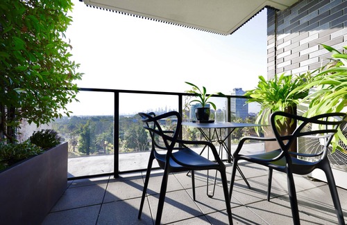 St Kilda Apartment | Luxury Apartment with Sweeping City Views and Rooftop Pool