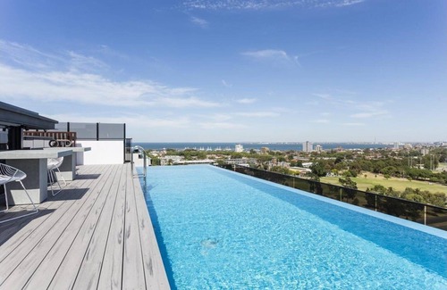 St Kilda Apartment | Luxury Apartment with Sweeping City Views and Rooftop Pool