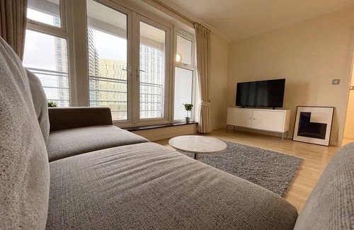 Woking Apartment | Luxury Apartment with Gym Sauna 24 Concierge Woking , 23 minutes to Waterloo