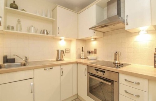 Woking Apartment | Luxury Apartment with Gym Sauna 24 Concierge Woking , 23 minutes to Waterloo