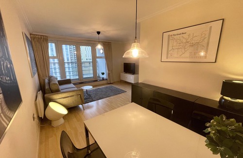 Woking Apartment | Luxury Apartment with Gym Sauna 24 Concierge Woking , 23 minutes to Waterloo