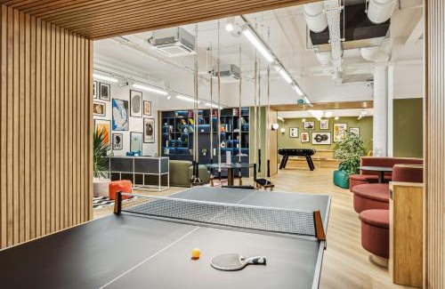 London Borough of Hounslow Apartment | Luxury Apartment with Parking, Cinema & Game Room and Gym