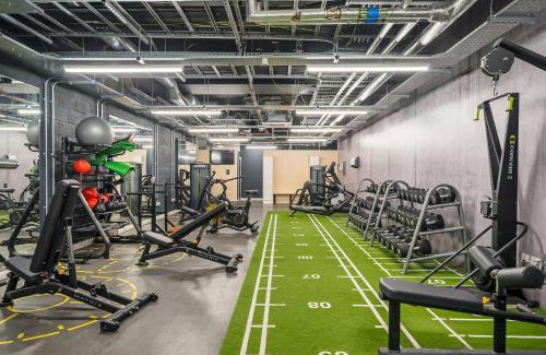 London Borough of Hounslow Apartment | Luxury Apartment with Parking, Cinema & Game Room and Gym