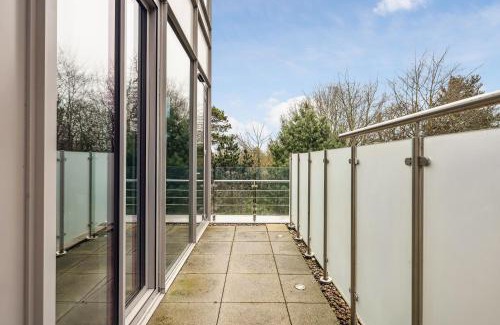 London Borough of Hounslow Apartment | Luxury Apartment with Parking, Cinema & Game Room and Gym