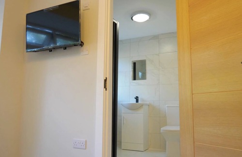 South Harrow Apartment | Luxury Awaits Chic Studio