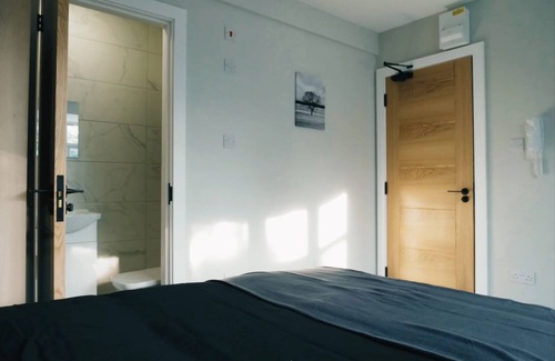 South Harrow Apartment | Luxury Awaits Chic Studio