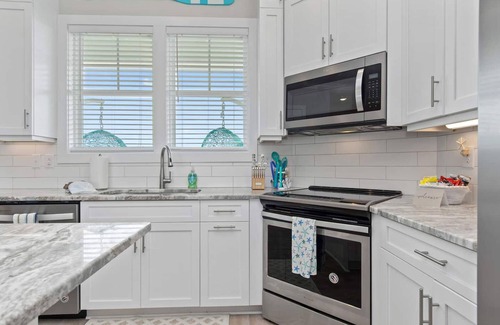 Emerald Isle Apartment | Luxury Beach Condo 5 Min Walk to Beach Shops