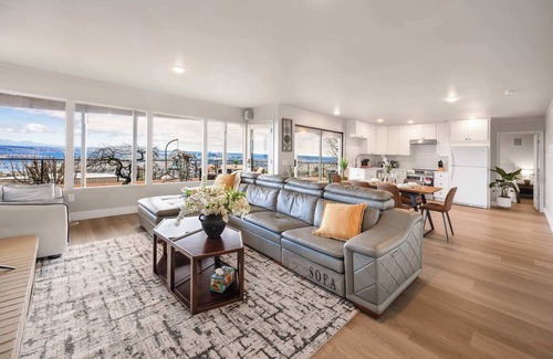 Somerset House | Luxury Bellevue 2B Basement w/180º+ Stunning View